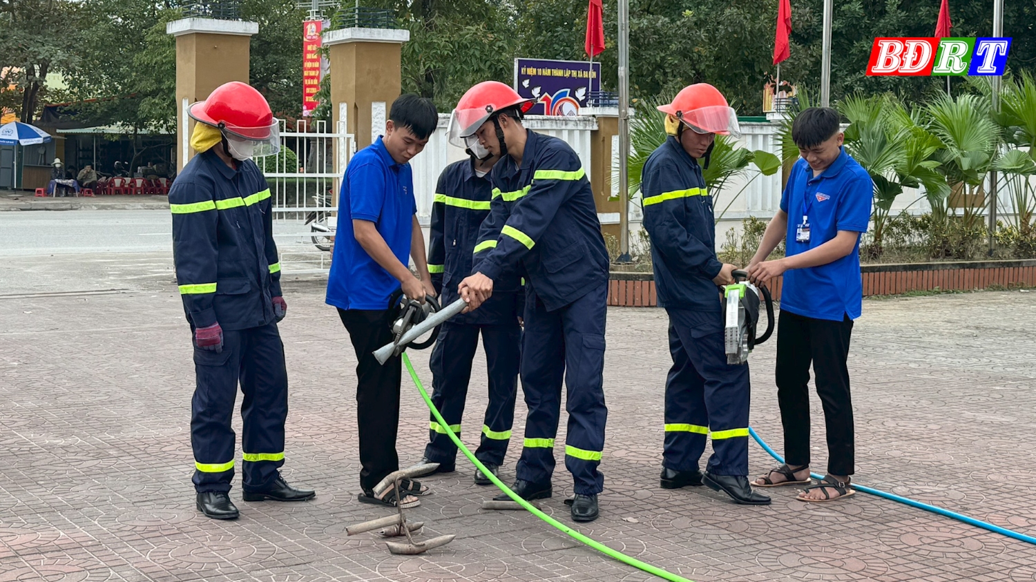 Công an thị xã Ba Đồn hướng dẫn sử dung các thiết bị cắt trong phòng cháy chữa cháy