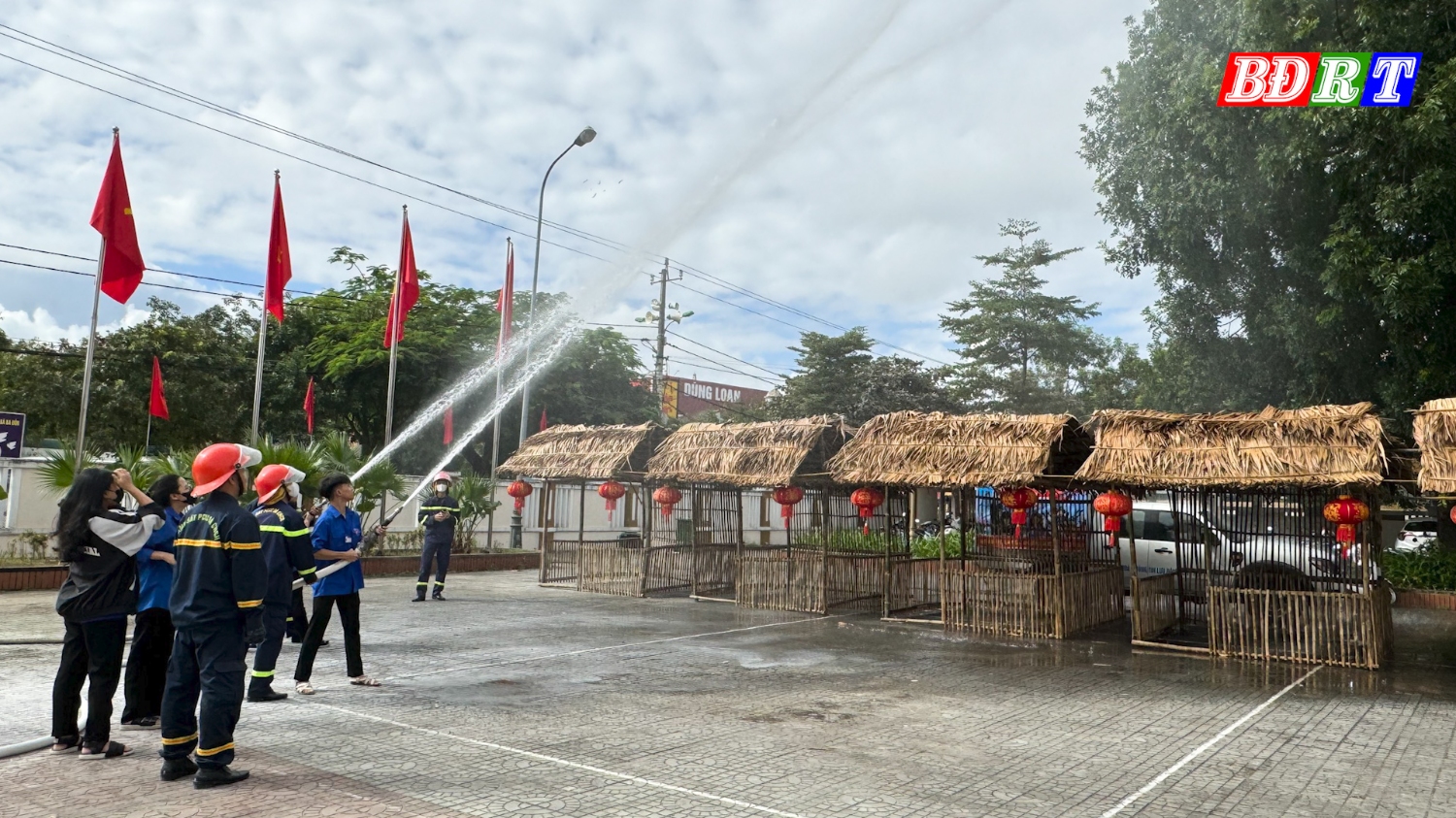 Công an thị xã Ba Đồn hướng dẫn sử dụng vòi phun nước chữa cháy