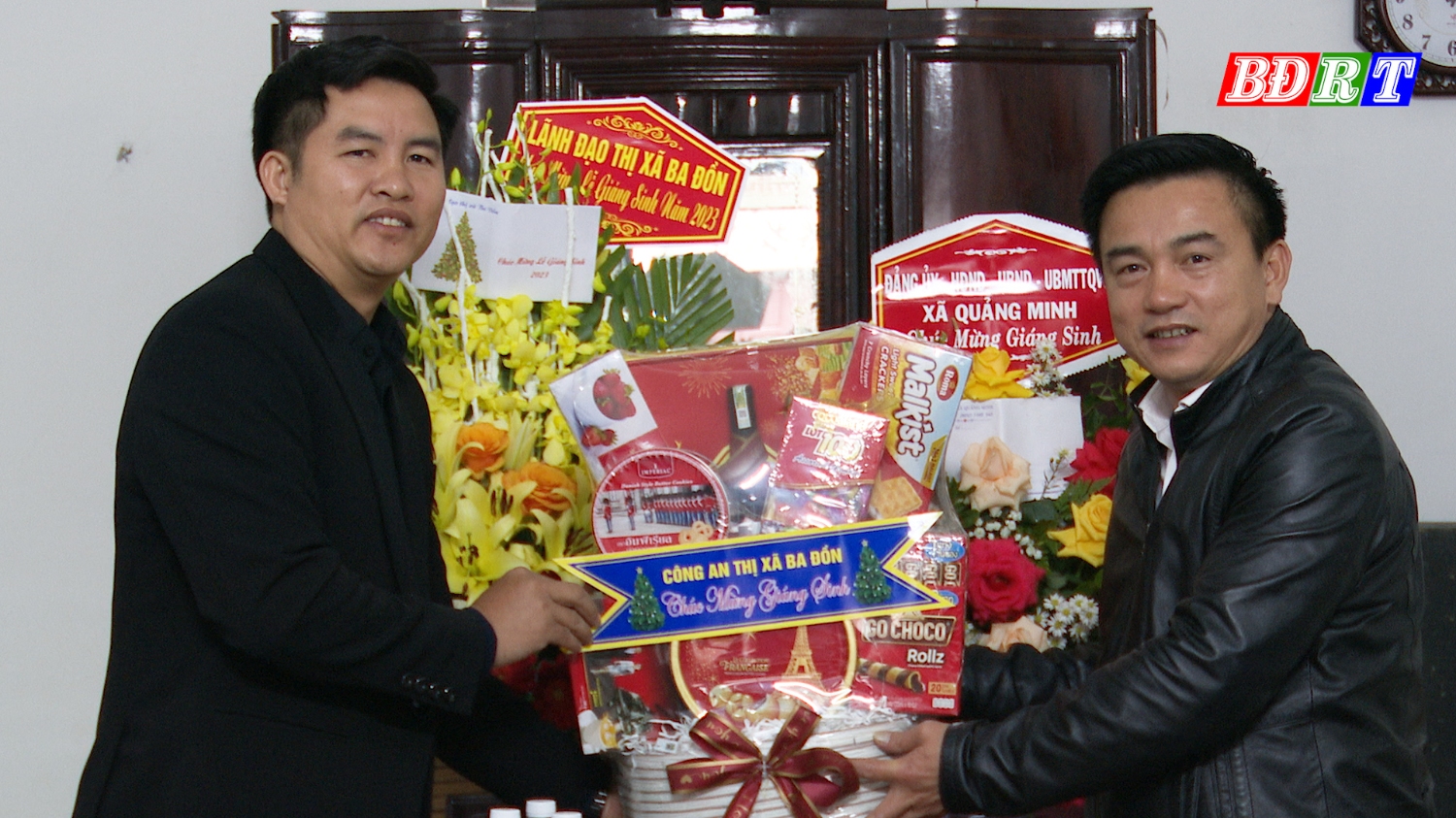 Đại diện công an thị xã Ba Đồn tặng quà tại giáo họ Đồng Đưng