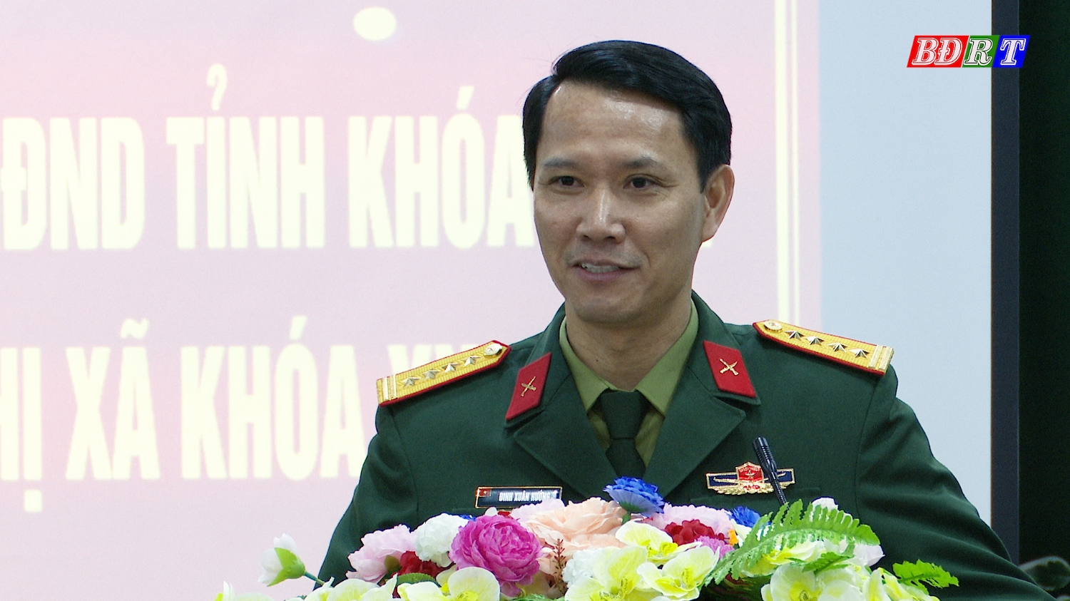 Đại tá Đinh Xuân Hướng Chính ủy bộ chỉ huy quân sự tỉnhtiếp thu và giải trình thêm một số đề xuất, kiến nghị của cử tri