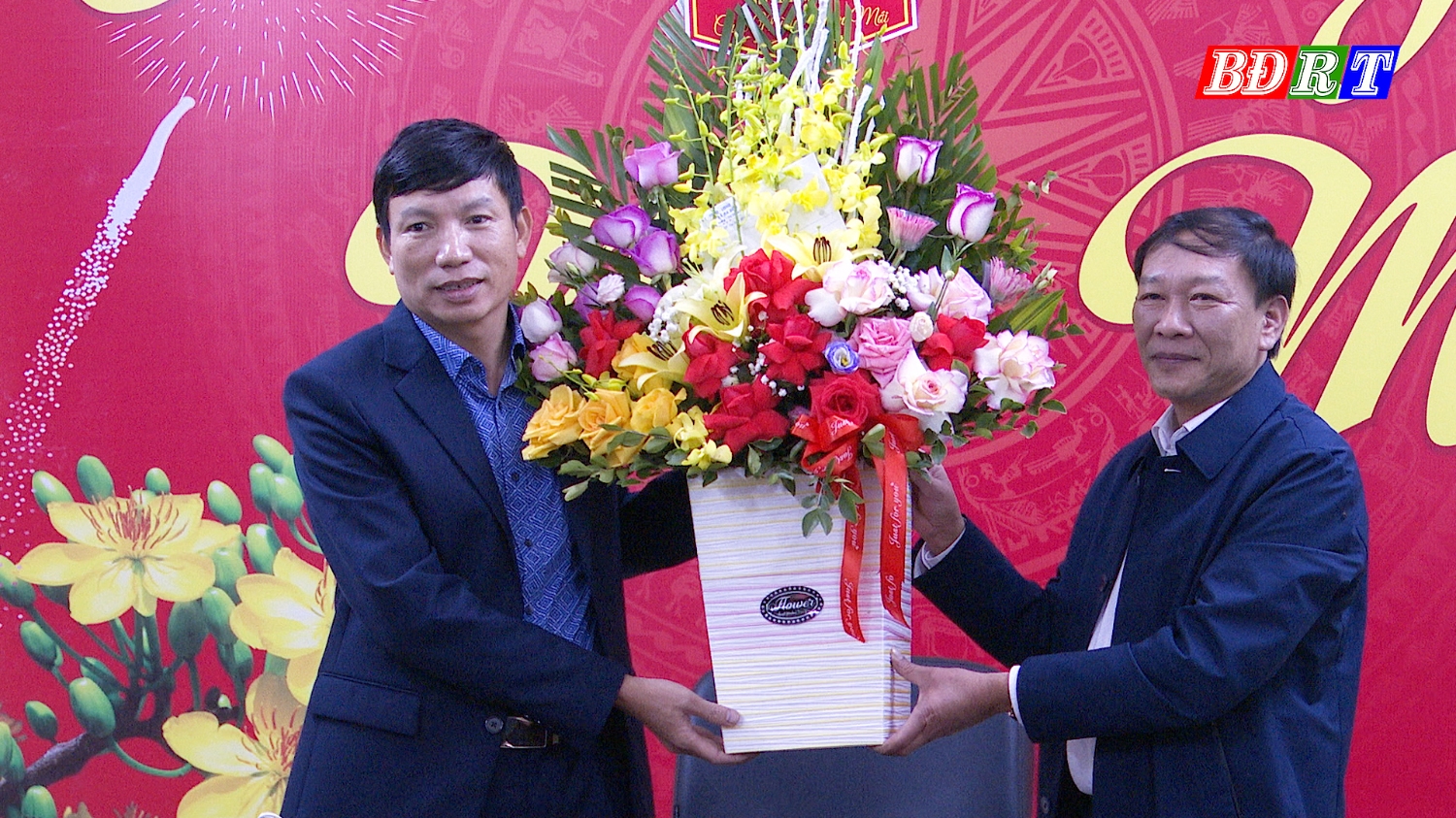 Đồng chí Chủ tịch UBMTTQVN thị xã Ba Đồn tặng hoa chúc mừng cán bộ, công chức Kho bạc Nhà nước thị xã