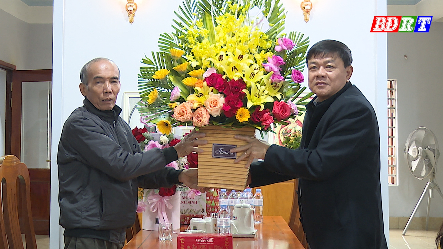 Đồng chí Đoàn Minh Thọ Phó Bí thư Thị ủy Chủ tịch UBND thị xã Ba Đồn thăm và tặng hoa, quà chúc mừng Linh mục và bà con giáo dân các giáo xứ Diên Phúc