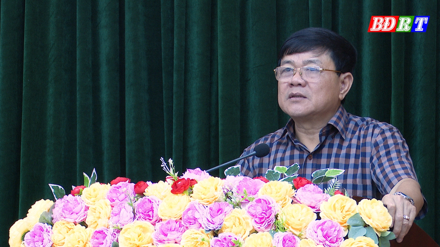 Đồng chí Đoàn Minh Thọ Chủ tịch UBND thị xã Trưởng Ban Chỉ đạo các Chương trình mục tiêu quốc gia thị xã phát biểu tại hội nghị