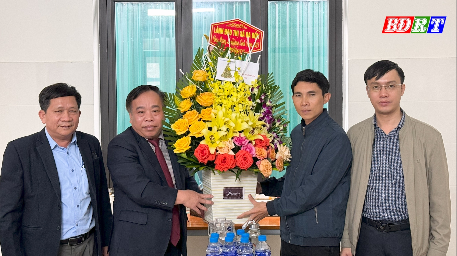 Đồng chí Mai Tất Thắng UVTV Thị ủy PCT HĐND thị xã tặng hoa chúc mừng tại giáo họ Chay