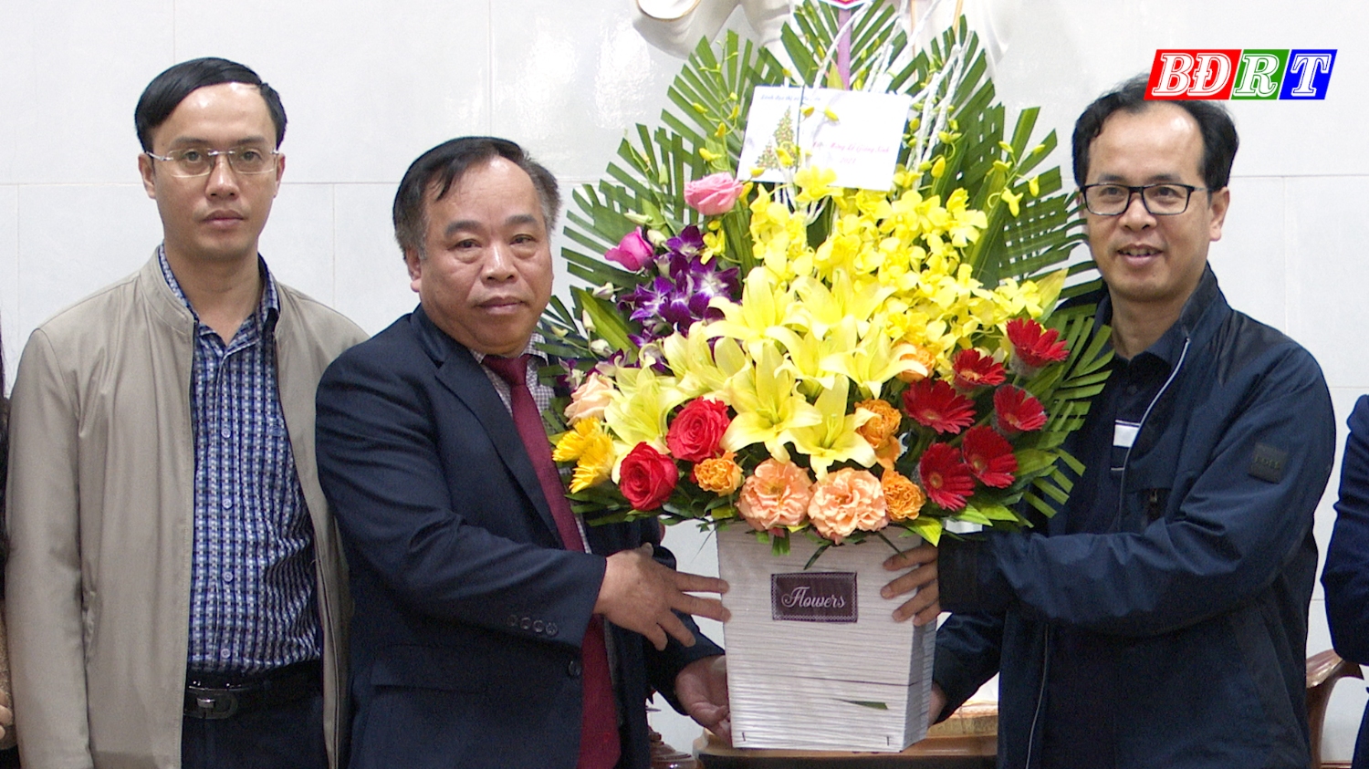 Đồng chí Mai Tất Thắng, UVTV Thị ủy - PCT HĐND thị xã tặng quà tại giáo xứ Diên Trường