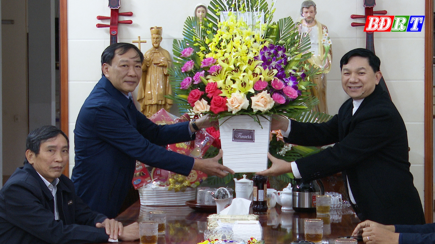 Đồng chí Nguyễn An Bình UVTV Chủ tịch UBMTTQVN thị xã đã đến thăm, tặng quà tại giáo xứ Hòa Ninh