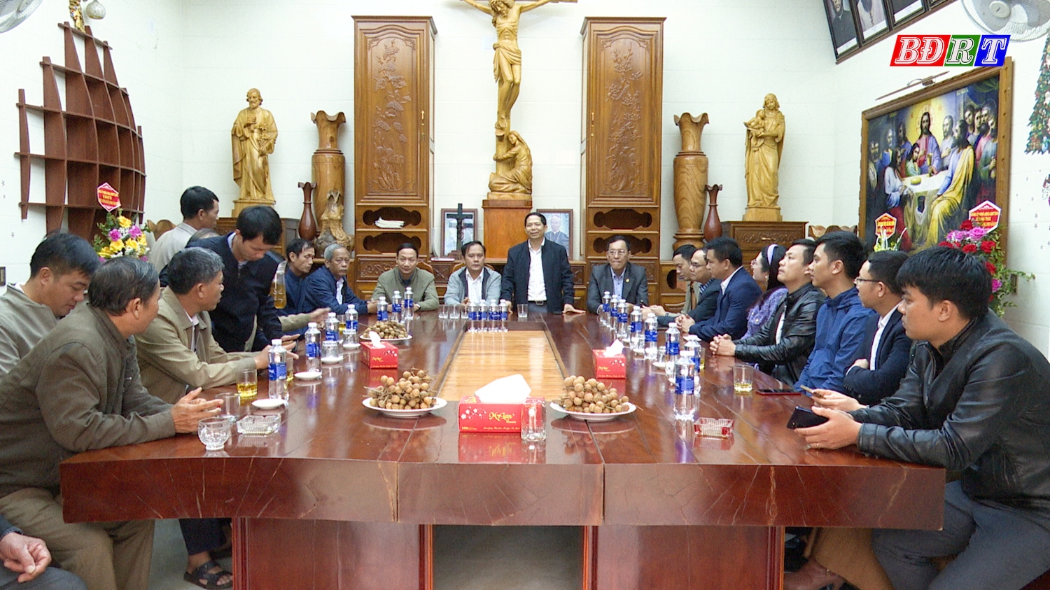 Đồng chí Nguyễn Văn Ninh, Phó Chủ tịch UBND thị xã thăm, tặng quà giáo xứ Liên Hòa, xã Quảng Trung