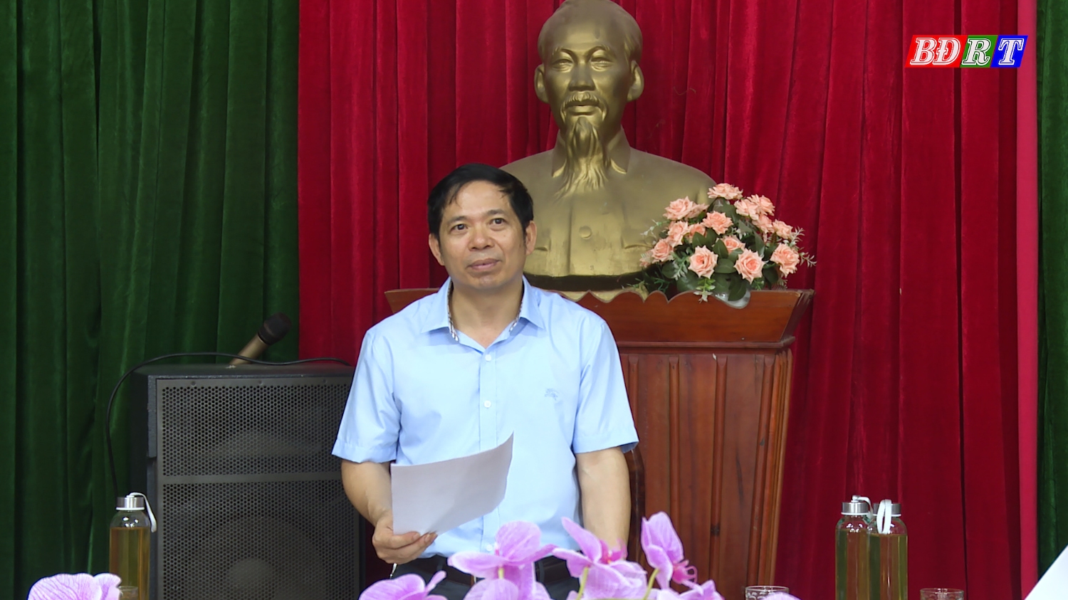 Đồng chí Nguyễn Văn Ninh ThUV Phó Chủ tịch UBND thị xã phát biểu kết luận hội nghị