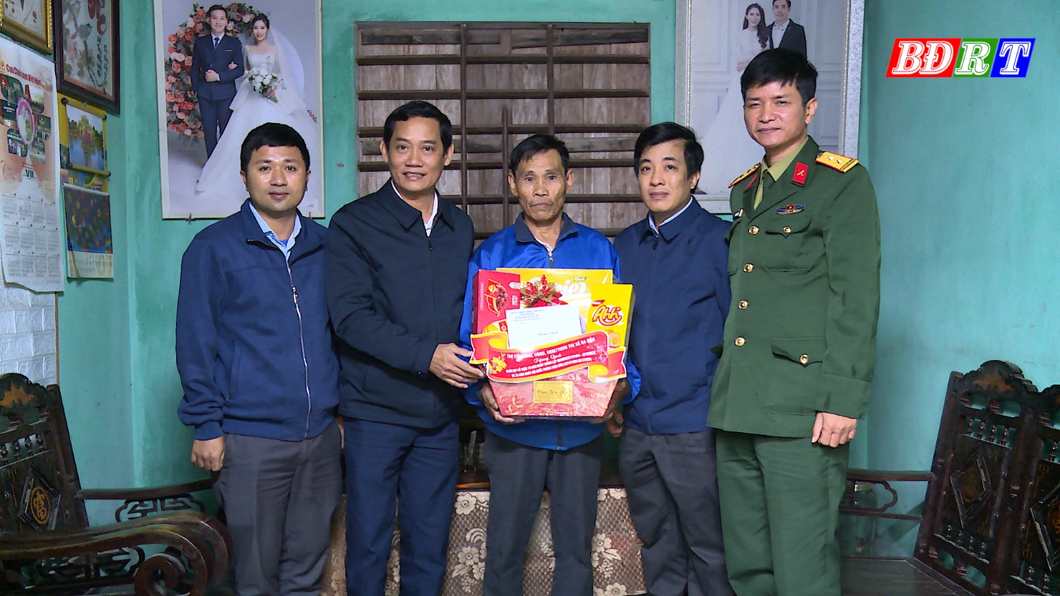 Đồng chí Nguyễn Văn Tình Phó Chủ tịch UBND thị xã Ba Đồn thăm, tặng quà cho ông Trần Ngọc Vinh, Thương binh, TDP Đồng Môn