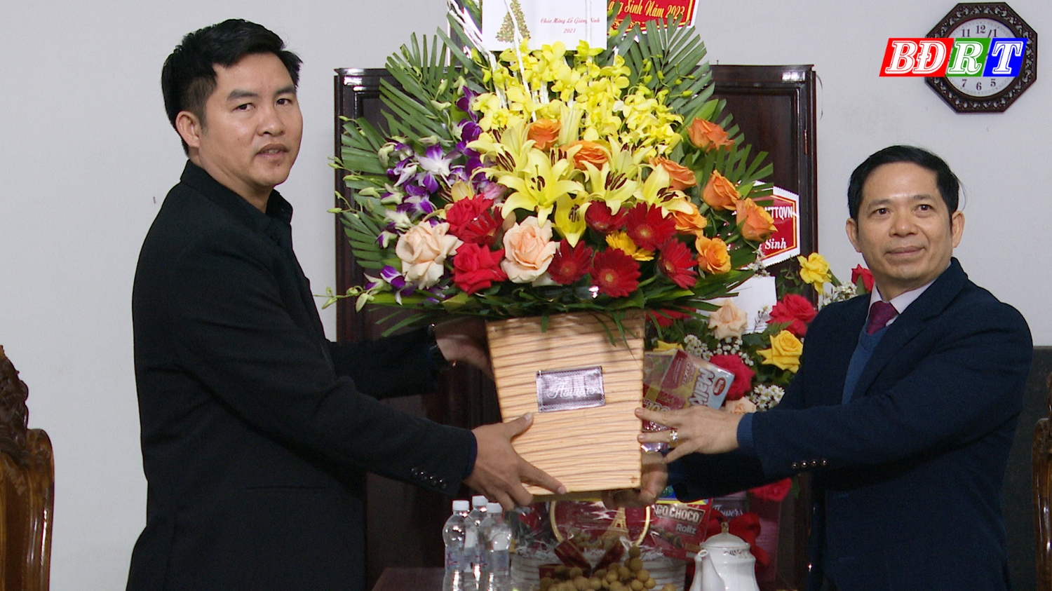 Đồng chí Phó Chủ tịch UBND thị xã Ba Đồn đã đến thăm, tặng quà tại giáo họ Đồng Đưng