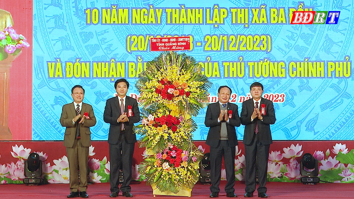Đồng chí Trần Hải Châu Phó Bí thư Thường trực Tỉnh ủy, Chủ tịch HĐND tỉnh tặng hoa chúc mừng thị xã
