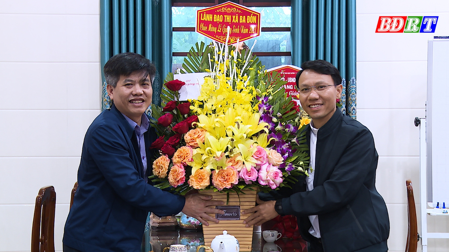 Đồng chí Trần Thanh Hưng ThUV Trưởng Ban Dân vận Thị ủy đã đến thăm, chúc mừng Lễ giáng sinh năm 2023 tại giáo xứ Giáp Tam