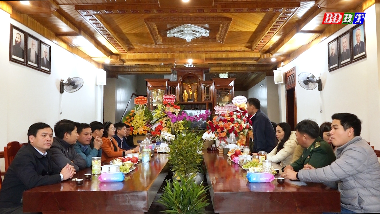 Đồng chí Trần Thanh Hưng  - Trưởng Ban Dân Vận Thị ủy thăm và tặng quà nhân dịp lễ Giáng sinh 2023