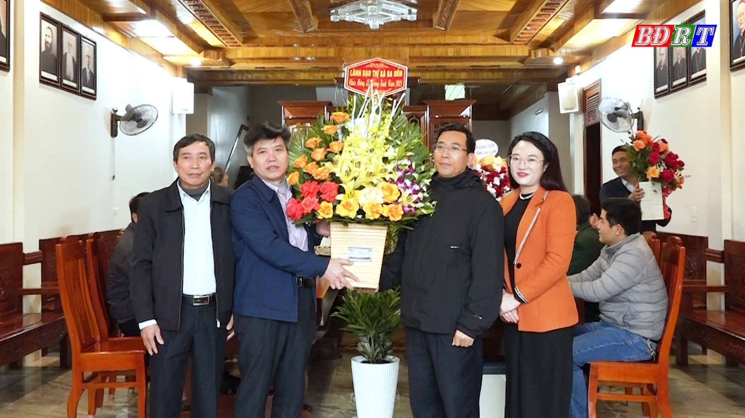 Đồng chí Trần Thanh Hưng Trưởng Ban Dân Vận Thị ủy thăm và tặng quà tại giáo xứ Nhân Thọ