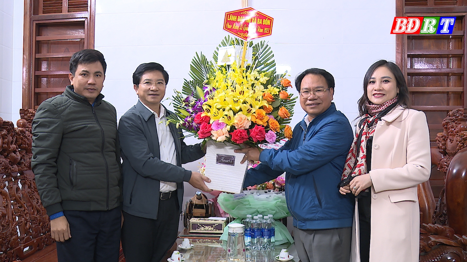Đồng chí Trương An Ninh, UVTV Tỉnh ủy - Bí thư Thị ủy Ba Đồn thăm, tặng quà linh mục và bà con tại giáo xứ Văn Phú.