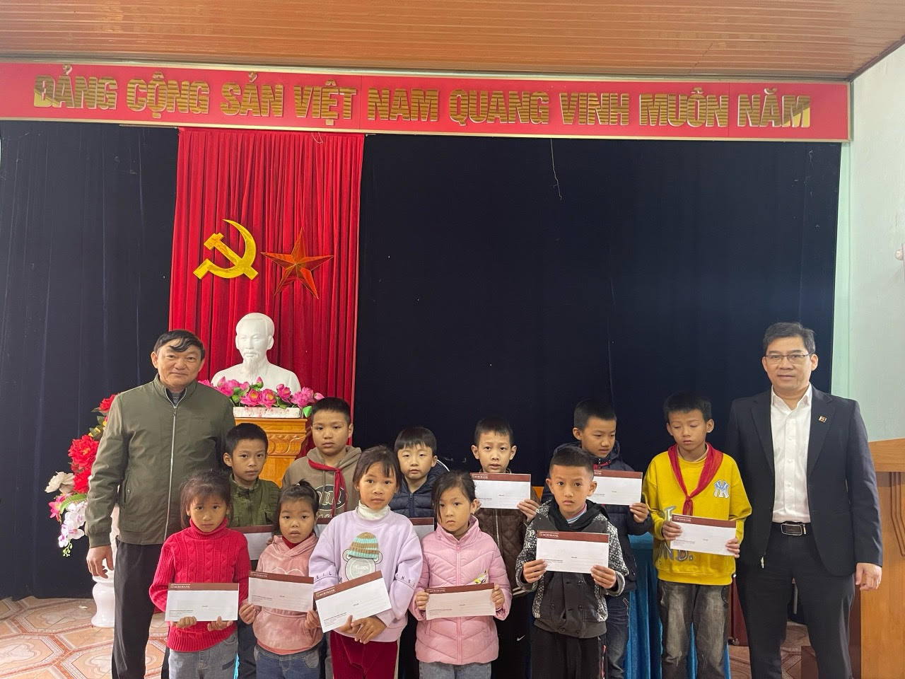 Agribank Quảng Trạch Bắc Quảng Bình trao tặng quà tết cho các em học sinh có hoàn cảnh khó khăn
