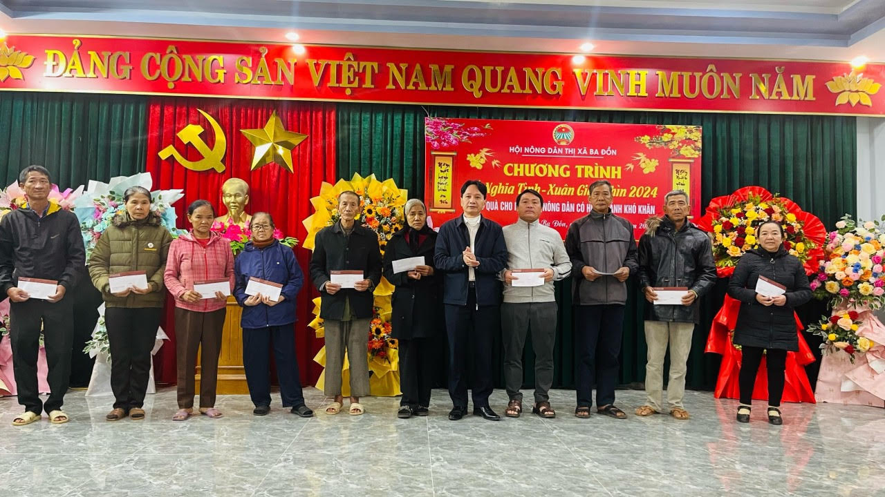 Agribank Quảng Trạch Bắc Quảng Bình trao tặng quà tết cho người nghèo tại thị xã Ba Đồn