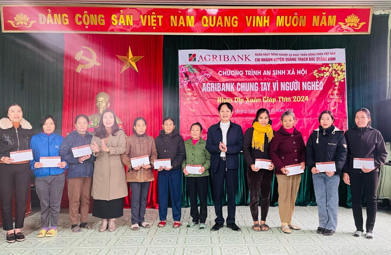 Agribank Quảng Trạch Bắc Quảng Bình trao tặng quà tết tại huyện Quảng Trạch