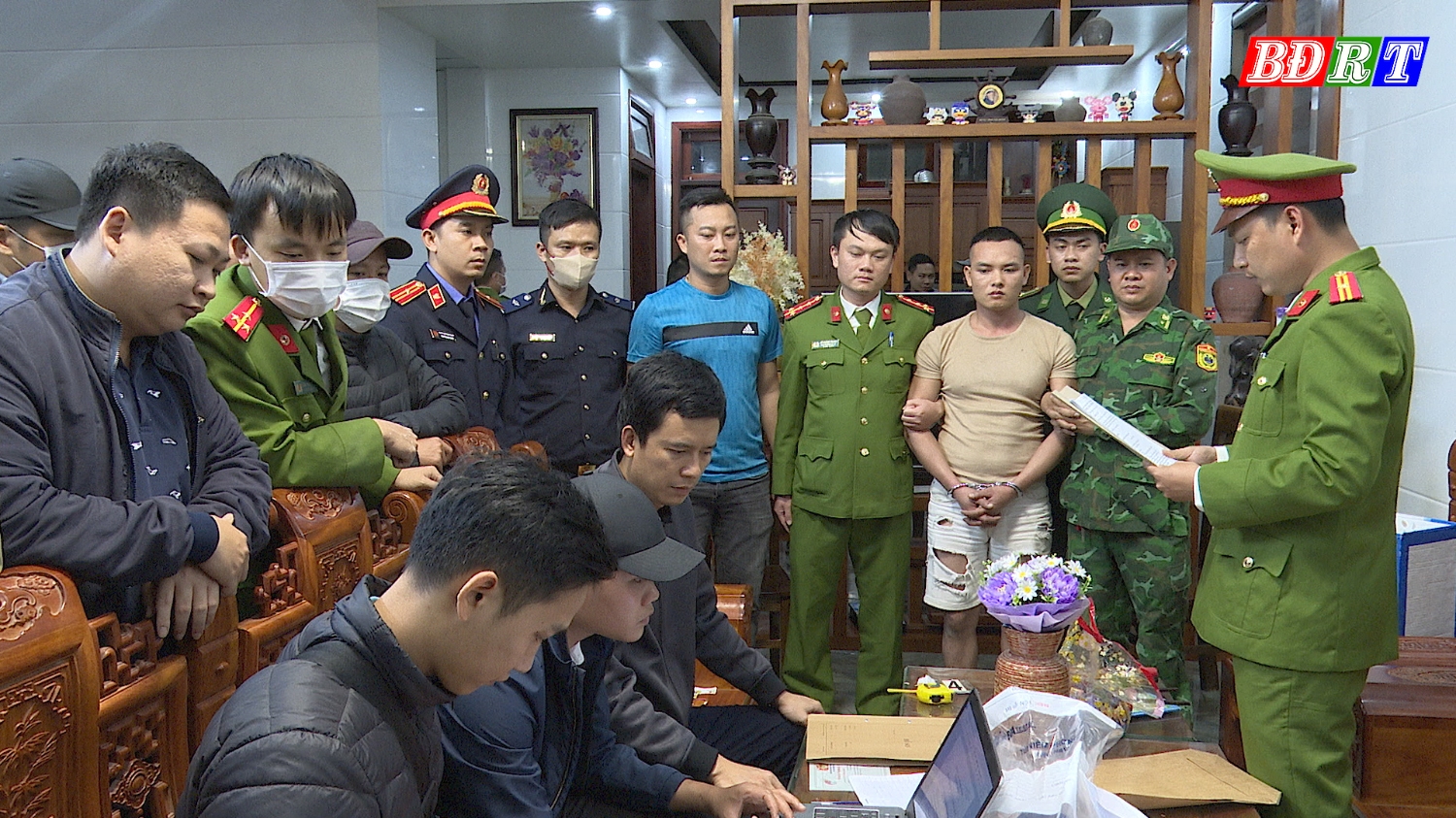 Công an thị xã Ba Đồn đọc lệnh bắt giữ đối tượng Đoàn Anh Duy, sinh năm 1992, trú tại thôn Vĩnh Phú, xã Quảng Hòa, thị xã Ba Đồn