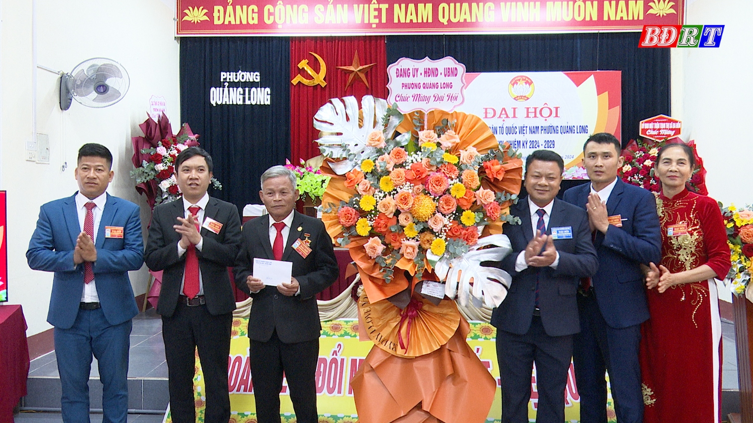 Đảng ủy, HĐND, UBND phường tặng hoa chúc mừng Đại hội