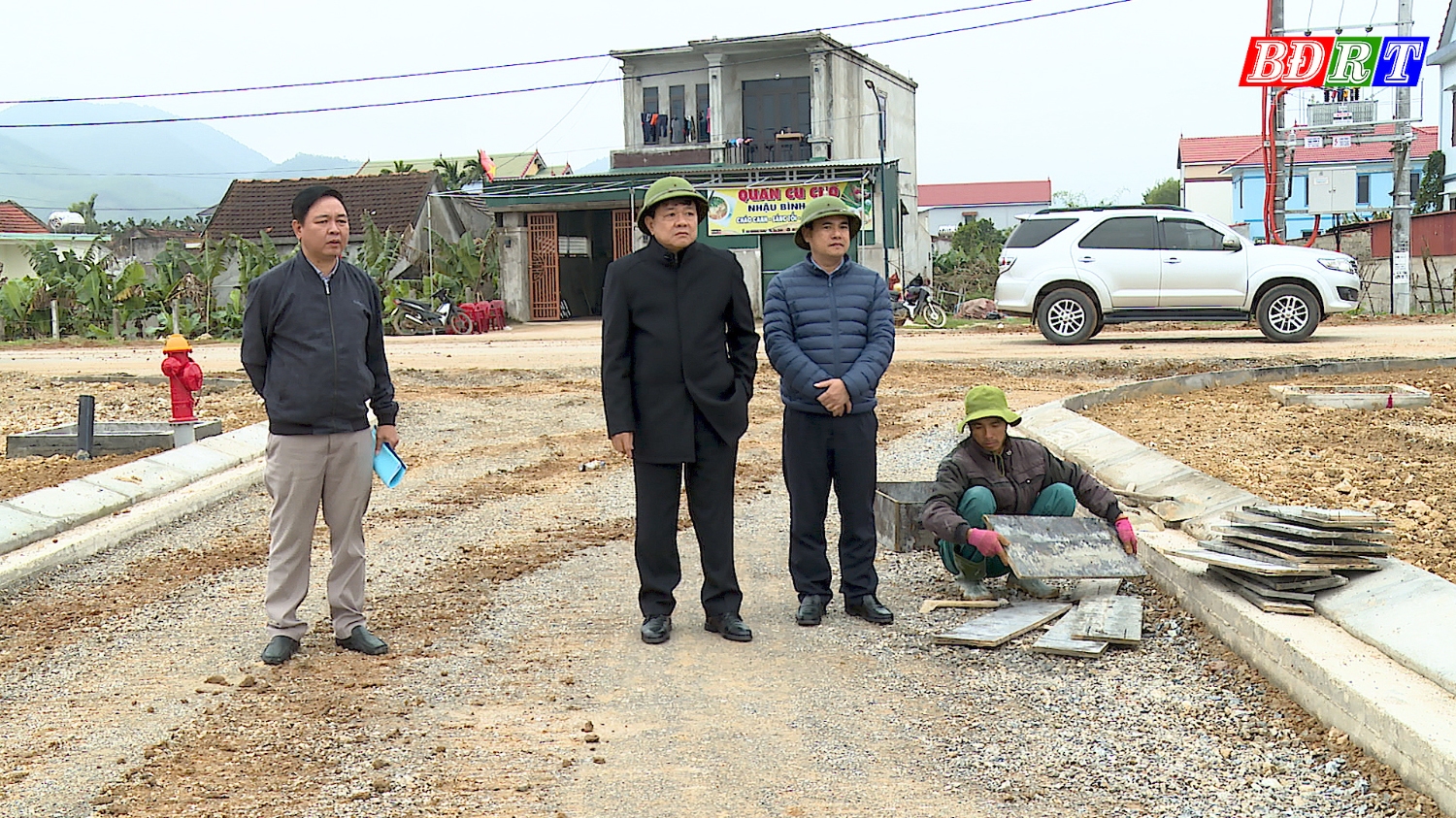 Đồng chí Chủ tịch UBND thị xã kiểm tra tiến độ thực hiện khu tái định cư xã Quảng sơn