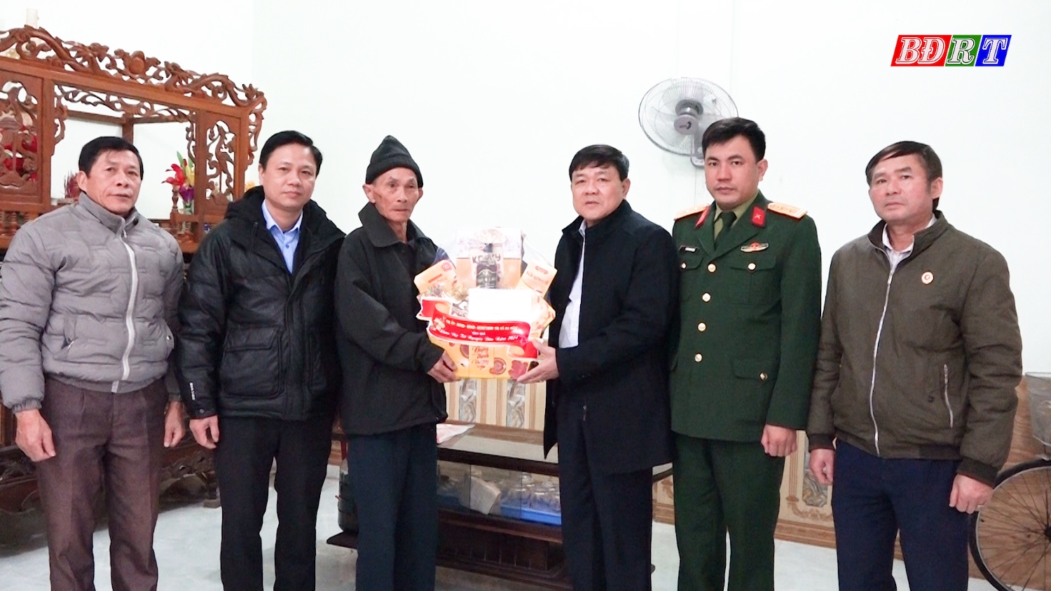 Đồng chí Chủ tịch UBND thị xã thăm, tặng quà tết gia đình chính sách nhân dịp Tết Giáp Thìn 2024