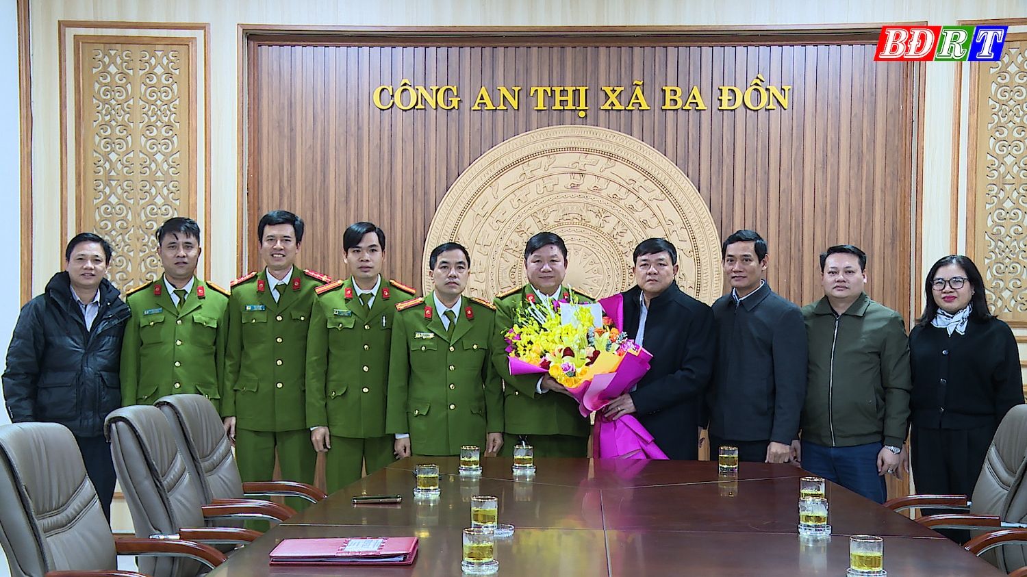 Đồng chí Đoàn Minh Thọ, Phó Bí thư Thị ủy - Chủ tịch UBND thị xã trao thưởng và tặng hoa chúc mừng thành tích xuất sắc chuyên án ma túy 1223M cho lực lượng Công an thị xã Ba Đồn