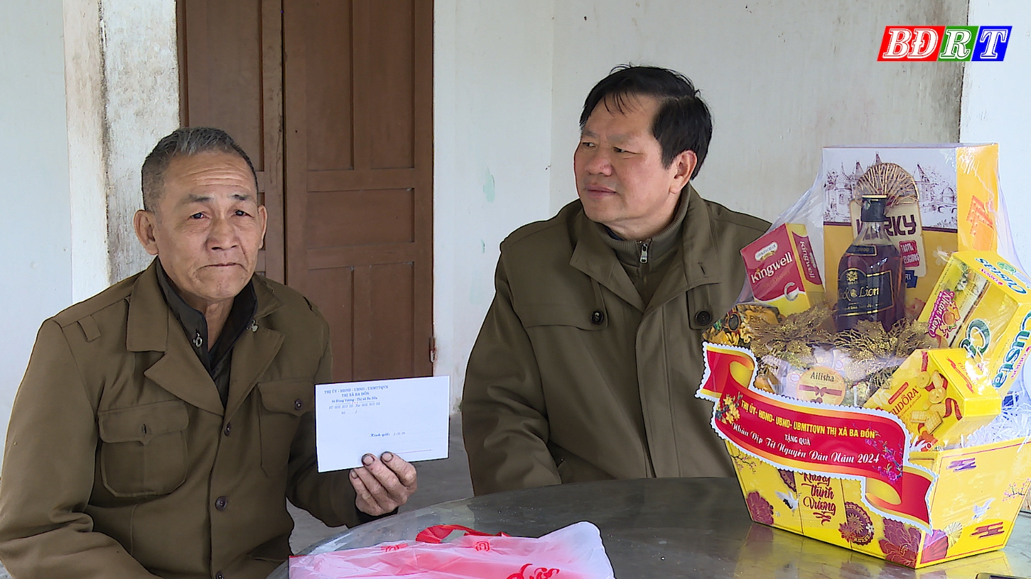 Đồng chí Hoàng Phú Hậu – Uỷ viên Ban Thường vụ Thị ủy, Chủ nhiệm UBKT Thị ủy đã đến thăm, chúc tết và tặng quà cho ông Ngô Xuân Thí –Thương binh (TDP Tiền Phong)