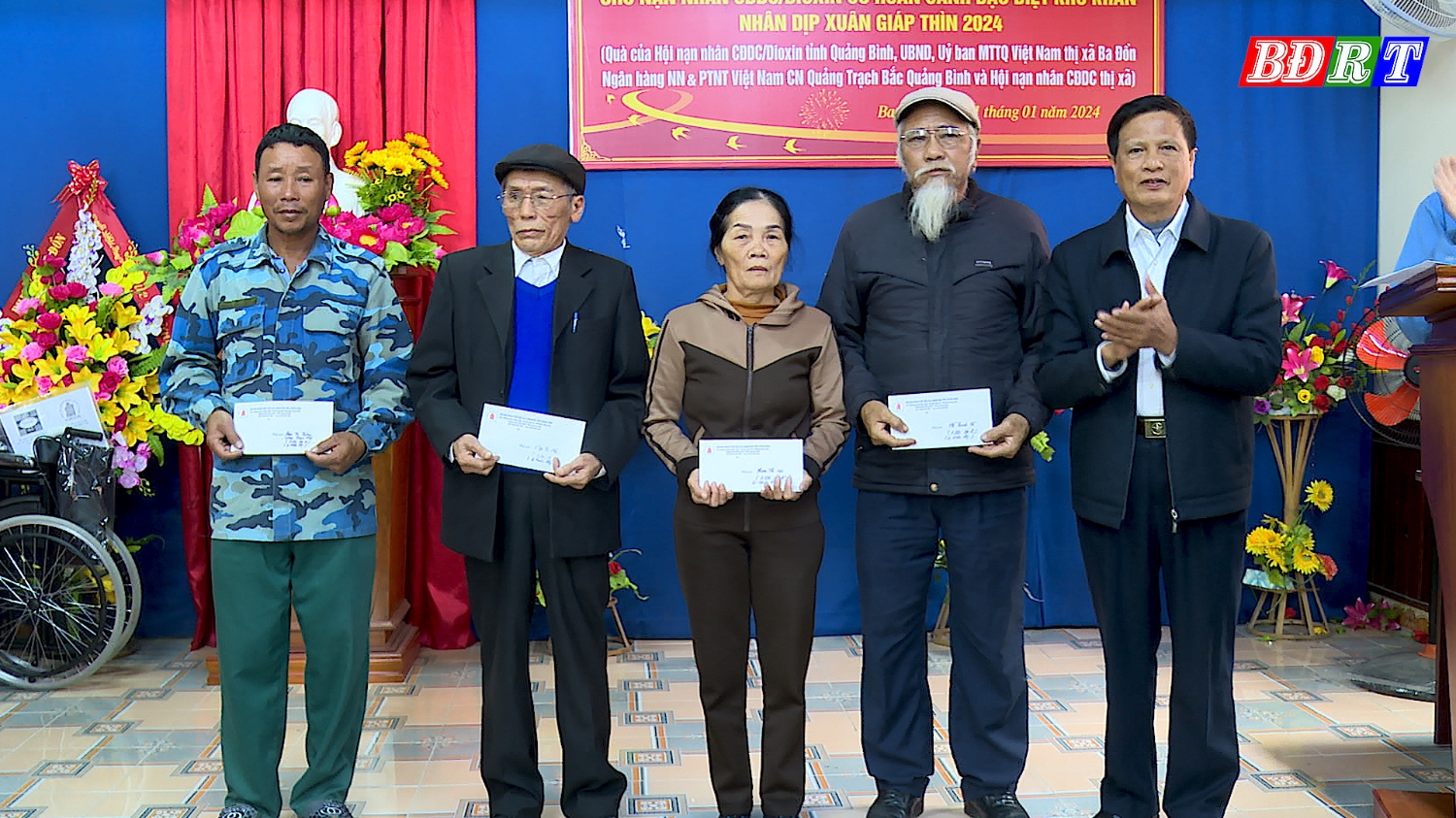 Đồng chí Nguyễn Quốc Trị Chủ tịch Hội nạn nhân chất độc da cam Dioxin tỉnh Quảng Bình trao 40 suất quà cho các nạn nhân chất độc da cam Dioxin thị xã Ba Đồn