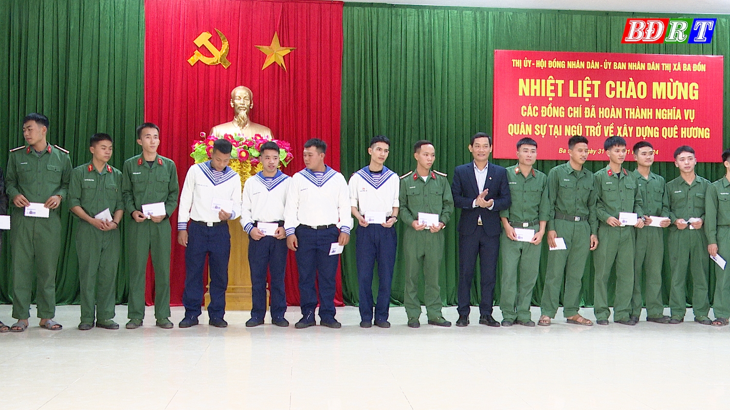 Đồng chí Nguyễn Văn Tình, Phó Chủ tịch UBND thị xã tặng quà cho các quân nhân