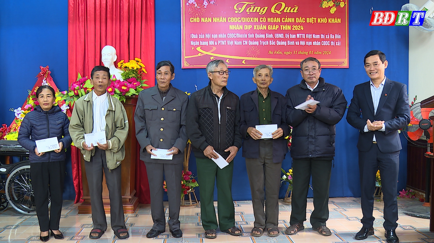 Đồng chí Nguyễn Văn Tình ThUV Phó Chủ tịch UBND thị xã trao tặng 40 suất quà cho nạn nhân chất độc da cam Dioxin thị xã Ba Đồn
