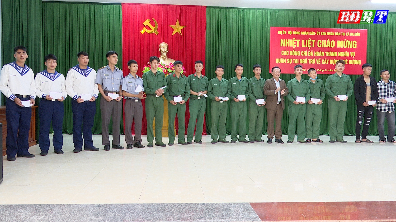 Đồng chí Phó Bí thư Thường Trực Thị ủy Phạm Duy Quang tặng quà cho các quân nhân