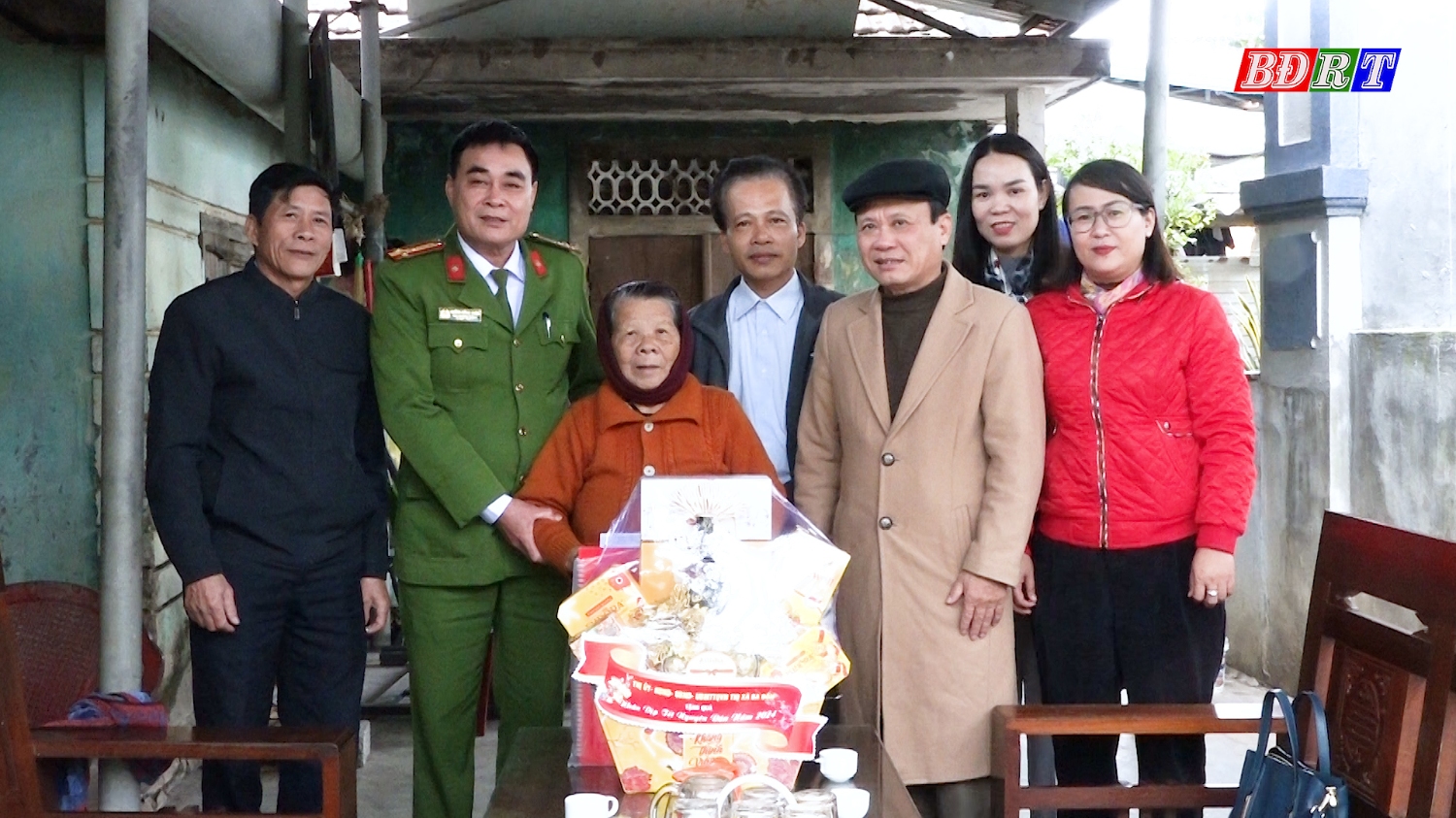 Đồng chí Phó Bí thư Thường trực Thị ủy thăm, tặng quà cho bà Hoàng Thị Nhuận