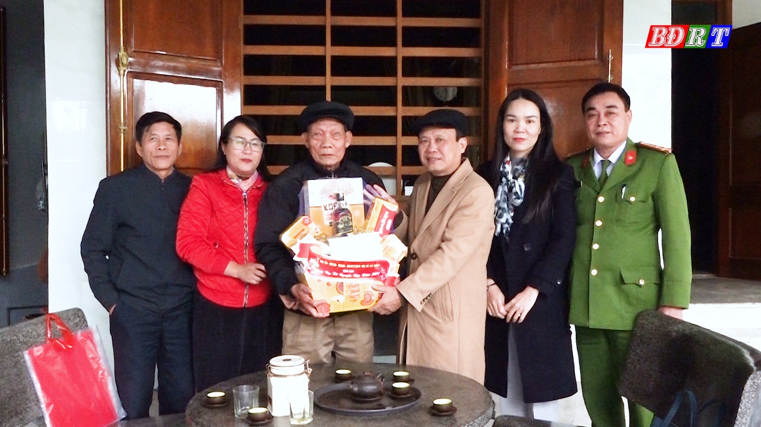 Đồng chí Phó Bí thư Thường trực Thị ủy và các đồng chí cùng đi trong đoàn tặng quà cho ông Phạm Xuân Thước