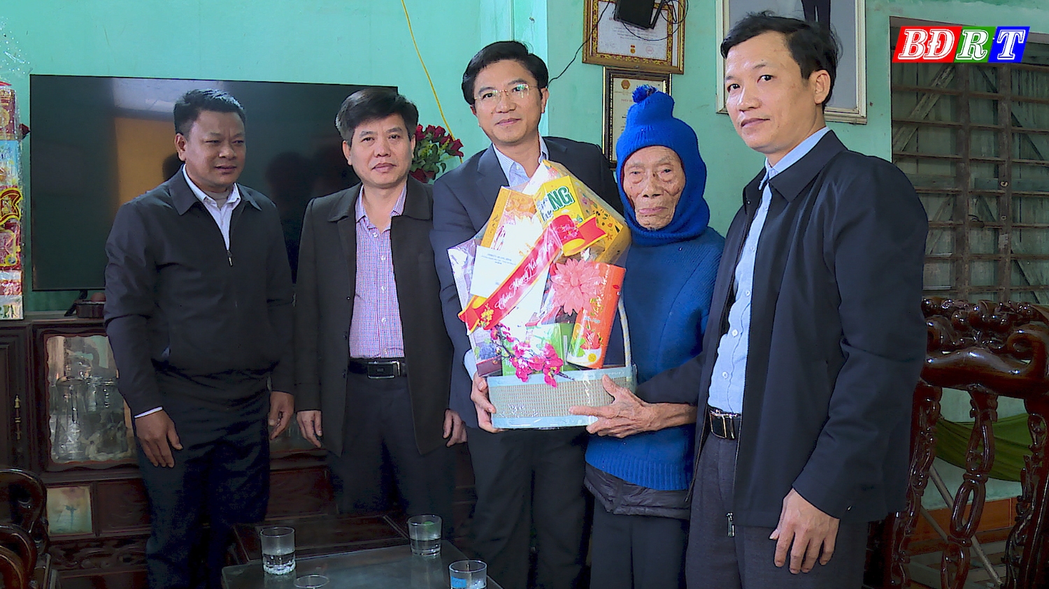 Đồng chí Trương An Ninh UVTV Tỉnh ủy Bí thư Thị ủy Ba Đồn đã đến thăm và tặng quà cho đảng viên Đảng viên Trần Tình, sinh năm 1920, phường Quảng Long, là đảng viên trên 74 năm tuổi Đảng