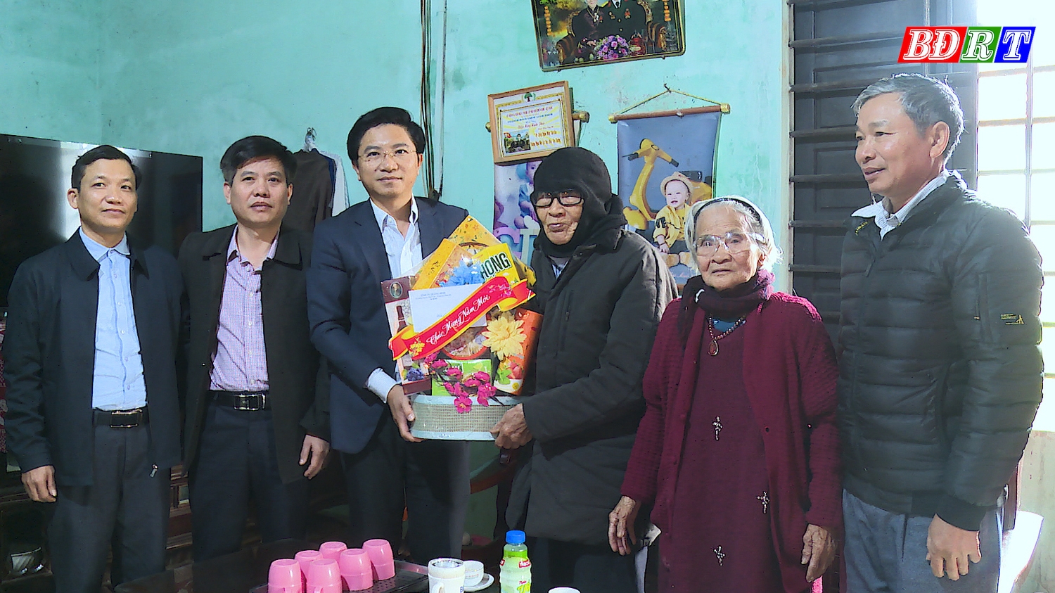 Đồng chí Trương An Ninh, UVTV Tỉnh ủy - Bí thư Thị ủy Ba Đồn thăm và tặng quà cho đảng viên Nguyễn Thoại, sinh năm 1926 ở xã Quảng Thủy, là đảng viên trên 74 năm tuổi Đảng