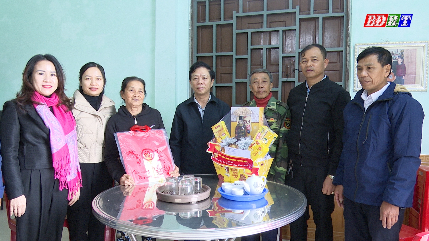 Đồng chí Trưởng ban Tuyên giáo Thị ủy thăm, chúc tết gia đình chính sách nhân dịp tết Nguyên đán Giáp Thìn 2024