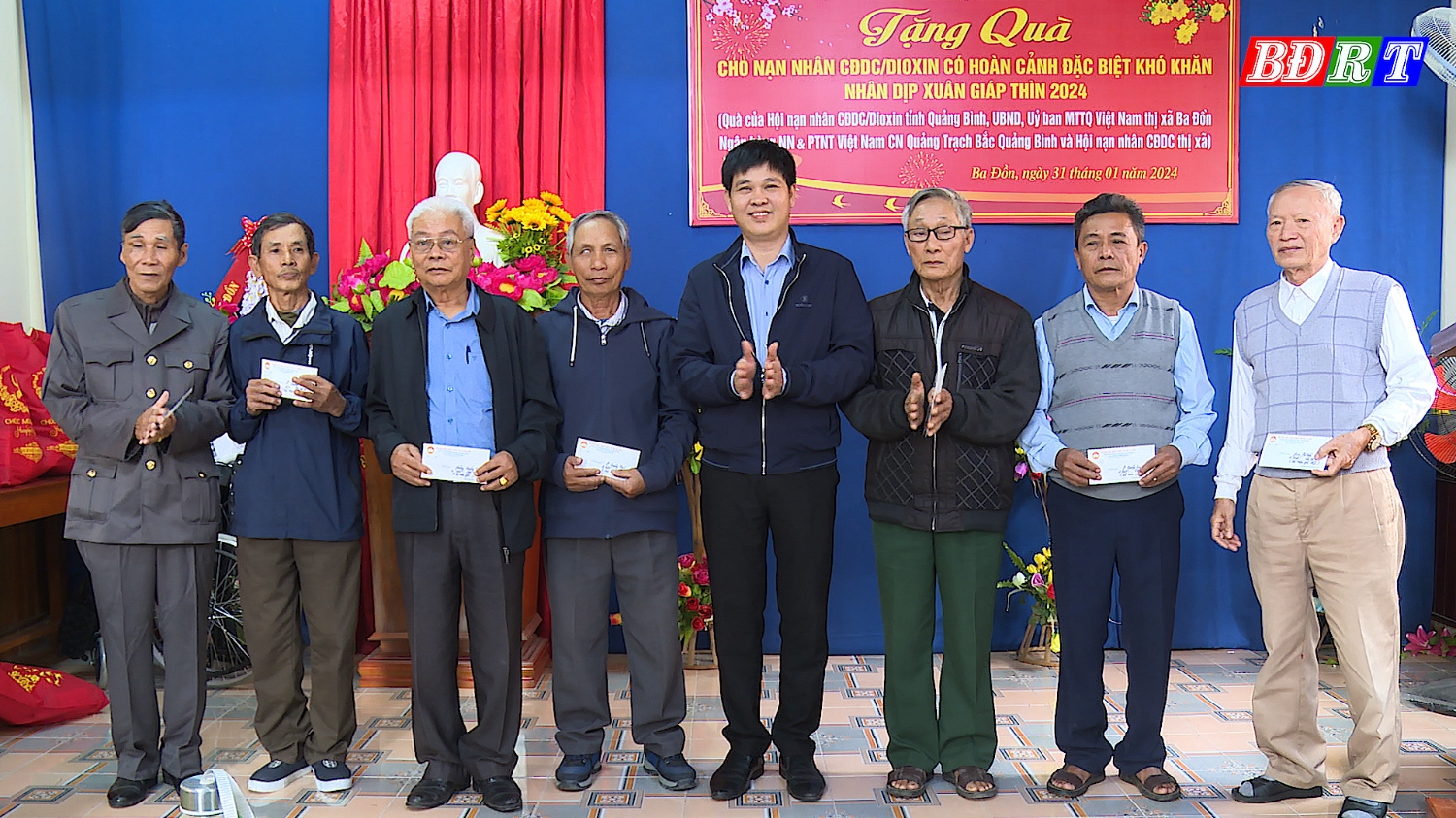 Lãnh đạo UBMTTQVN thị xã tặng 30 suất quà cho nạn nhân chất độc da cam Dioxin thị xã Ba Đồn