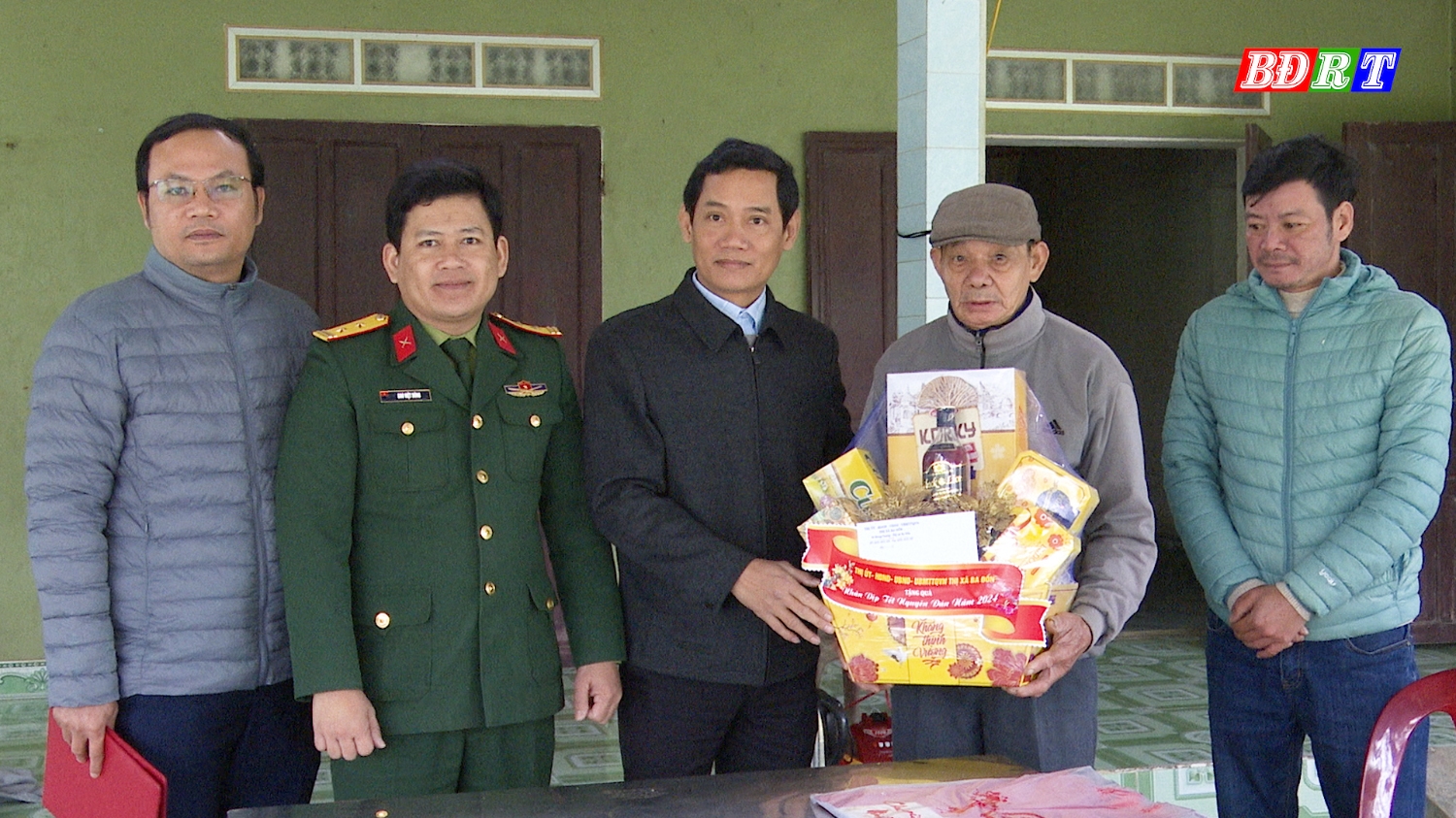 Thăm, tặng quà tết cho ông Nguyễn Hữu Vinh, xóm mới, xã Quảng Tân