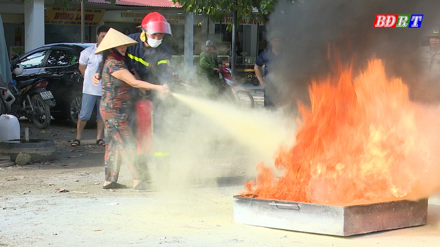 Thực hành chữa cháy bằng bình cứu hỏa cho tiểu thương chợ Ba Đồn