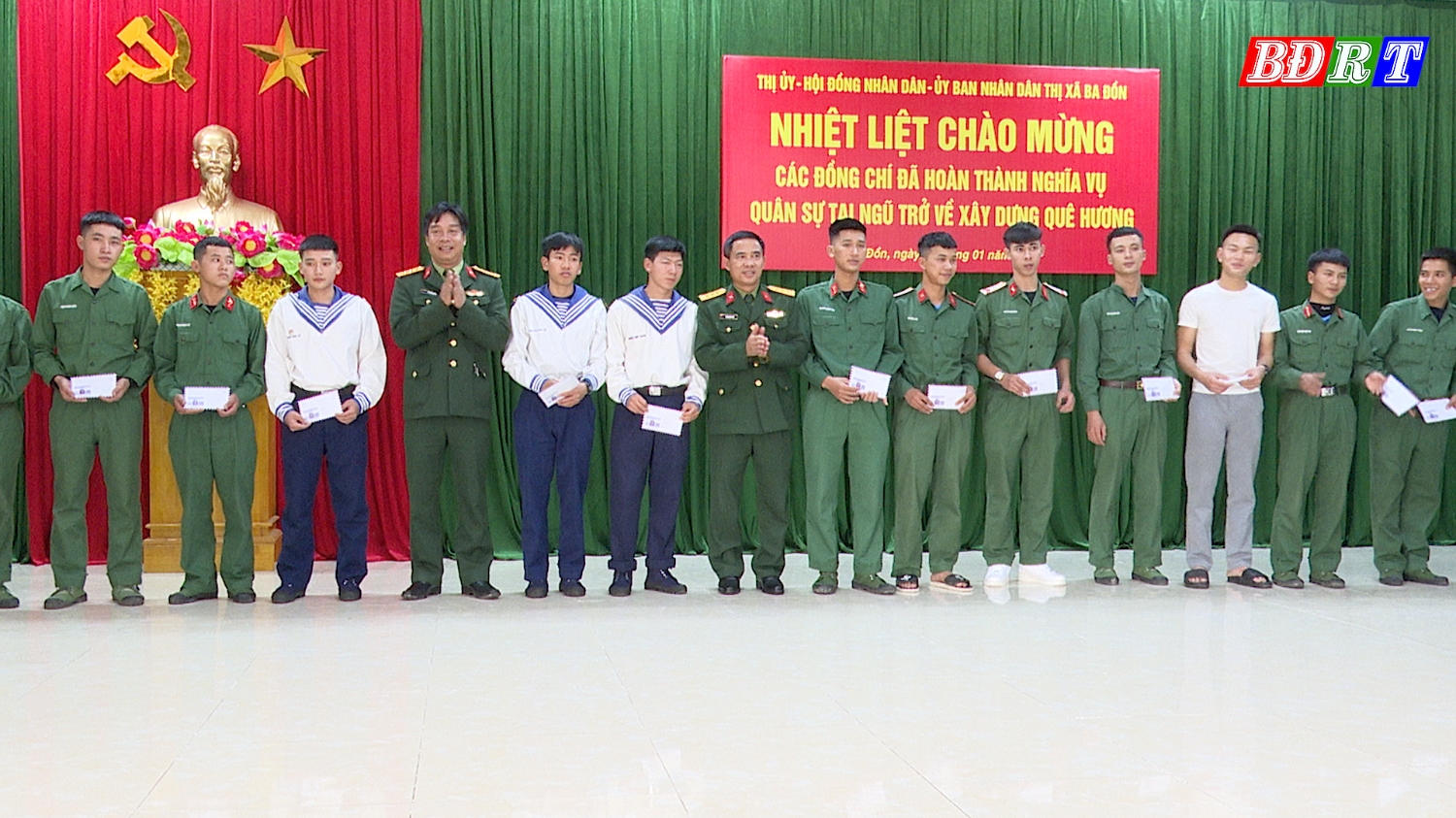 Thương tá Lê Thanh Bình, CHT Ban CHQS thị xã tặng quà các quân nhân