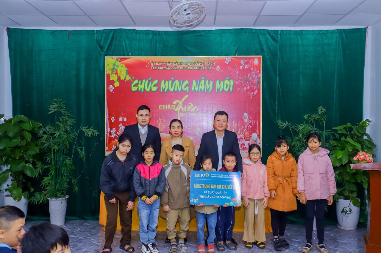 Trao tặng quà tết cho các em nhỏ tạii Trung tâm giáo dục trẻ khuyết tật huyện Quảng Trạch