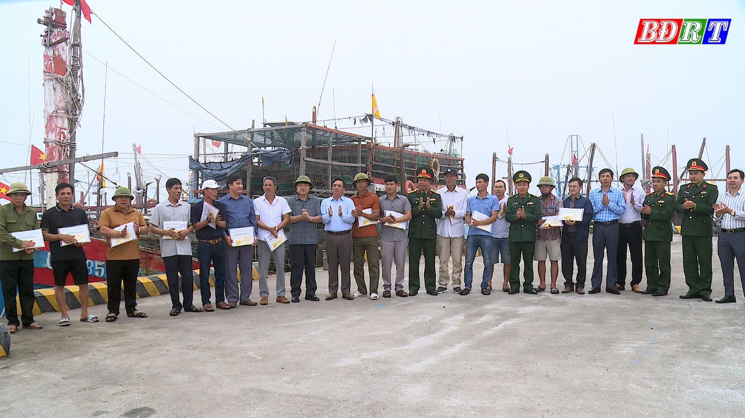 Đồng chí Chủ tịch UBND thị xã trao tặng quà cho các chủ tàu cá chuẩn bị ra khơi