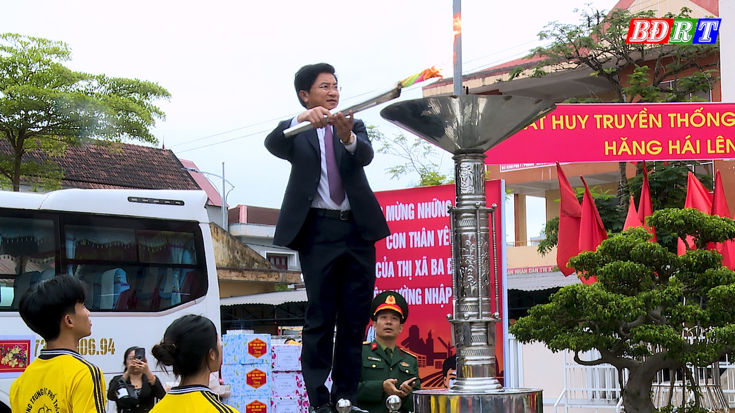 3 Đồng chí Bí thư Thị ủy Ba Đồn thắp lửa truyển thống tại buổi lễ giao nhận quân