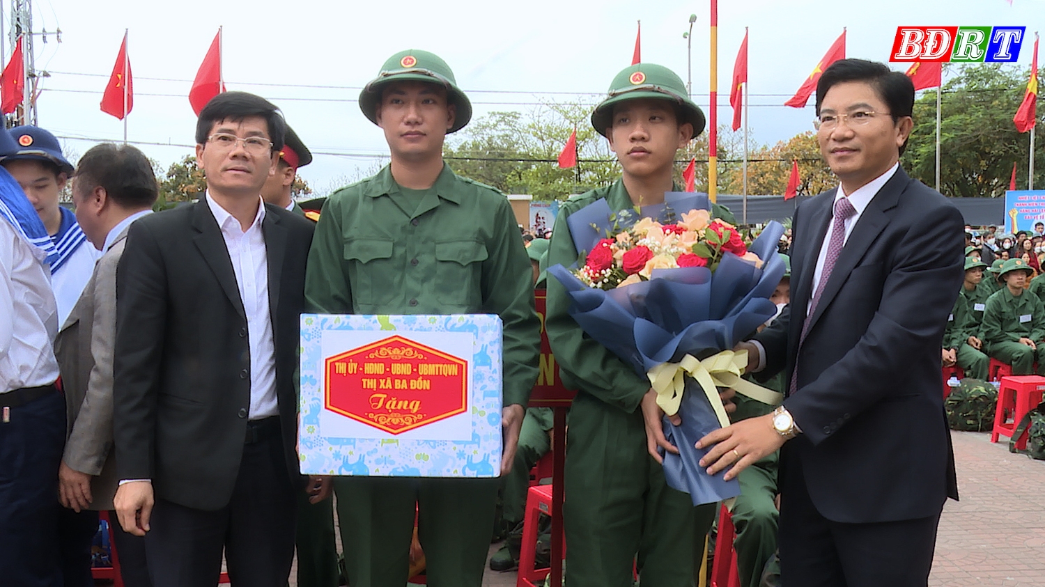 8 Đồng chí Trương An Ninh UVTV Tỉnh ủy Bí thư Thị ủy Ba Đồn tặng quà cho các tân binh lên đường nhập ngũ