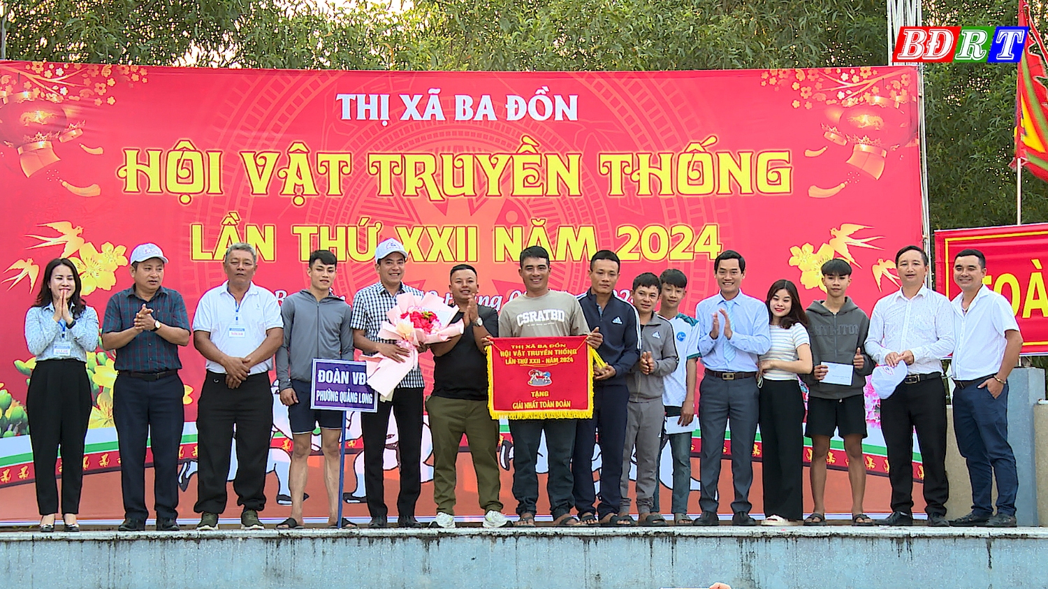 Ban Tổ chức đã trao giải Nhất toàn đoàn cho đội vật phường Quảng Long