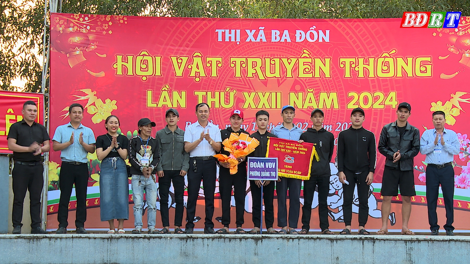 Ban Tổ chức đã trao giải Nhì toàn đoàn cho đội vật phường Quảng Thọ