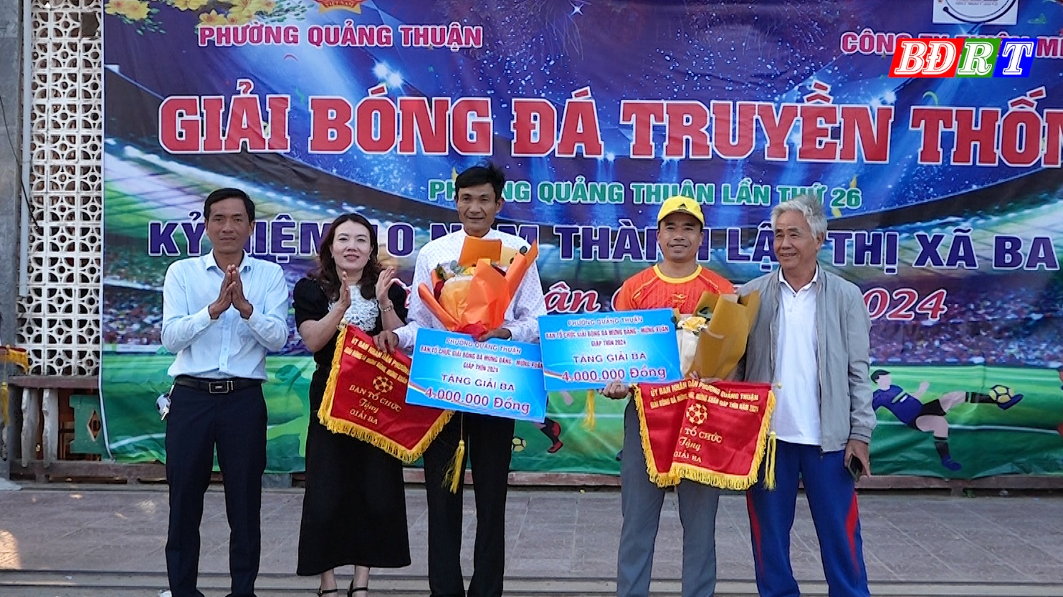 BTC trao giải Ba cho 2 đội bóng TDP Cồn Két và Bến Chợ