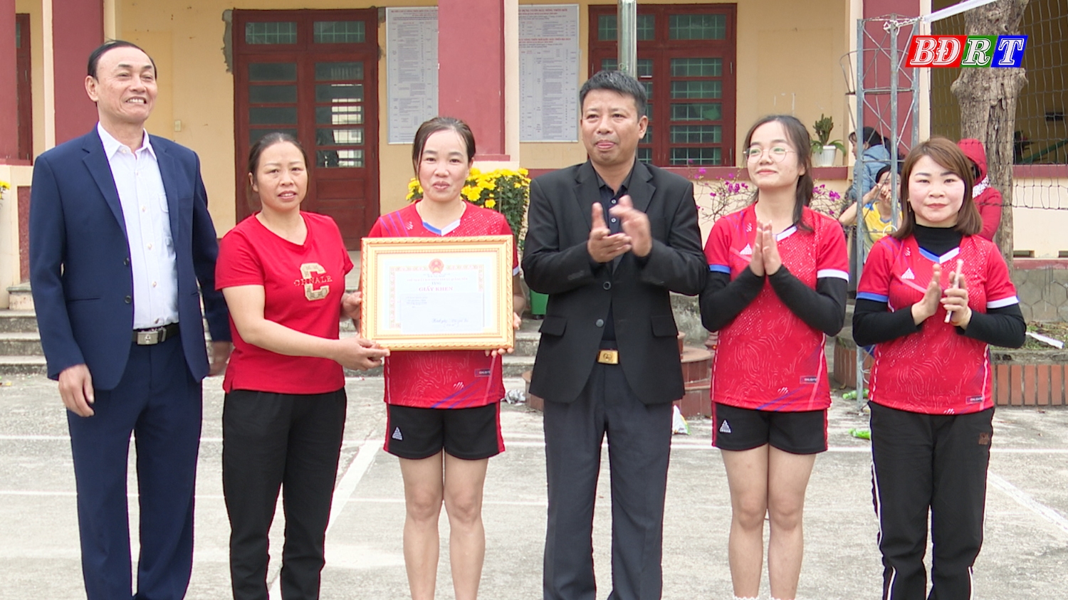BTC trao giải Ba cho thôn Tiên Phong