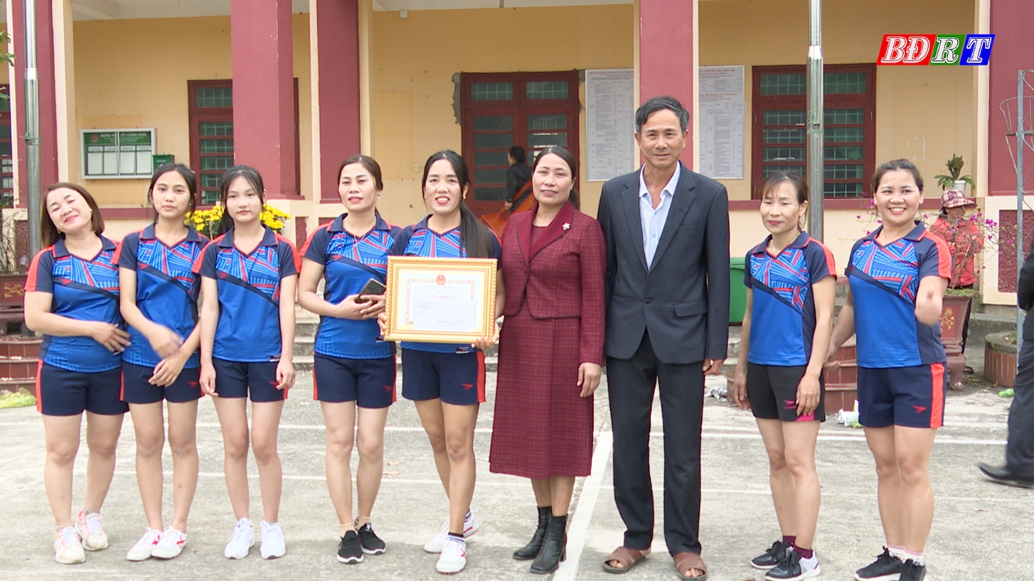 BTC trao giải Nhất cho đội bóng thôn Long Trung